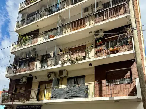Excelente depto. 2 amb con patio y cochera. Próximo Av y Estación
