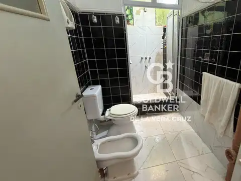 Casa 8 ambientes con 2 baños