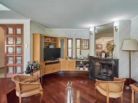 Casa 8 ambientes con 6 baños