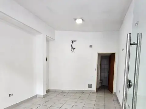 Local 25 m² con Blindex y Cortina Metalica m de Av Nazca