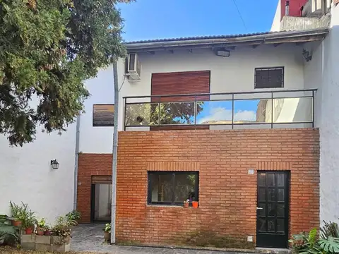 Hermosa casa de 6 Ambientes con Cochera, Jardín y Pileta