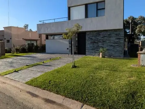 Casa 4 ambientes con 3 baños