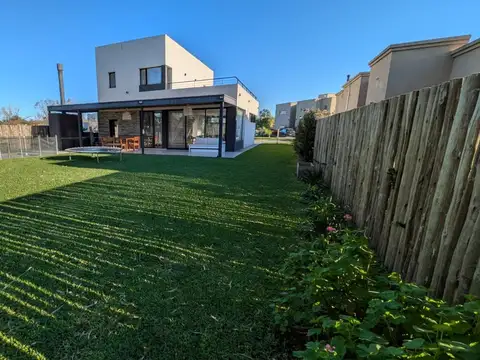 Casa en Venta con 4 cocheras