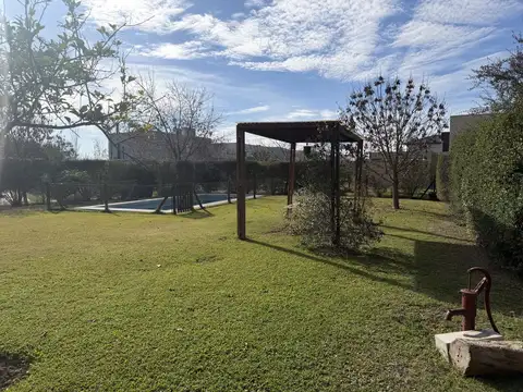 EXCELENTE CASA EN VENTA EN  GRAN LOTE EN ESQUINA