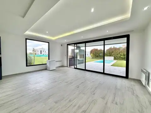 Casa en Venta con 3 cocheras