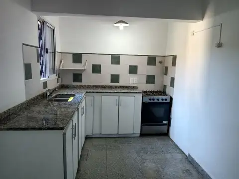 Chalet 2 Plantas  - 3 Dormit en Temperley Este con Jardín y Cochera.