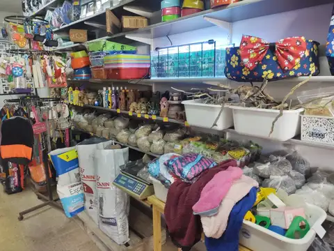 Excelente Acuario y venta de articulos de PetShop en Villa del Paque.