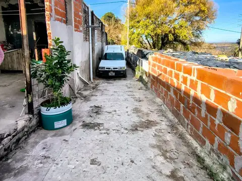 Casa 6 ambientes con 2 baños