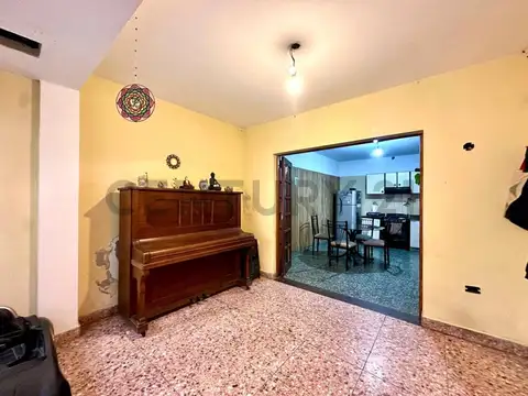 Casa 5 ambientes con 2 baños