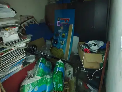 Galpón de 316 m² en 2 plantas con oficinas, baño y vestuarios