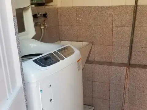 EN VENTA EN CASEROS DEPARTAMENTO TIPO CASA DE 3 AMBIENTES EN PLANTA ALTA + PATIO PROPIO - FICHA 7803