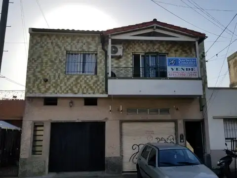 EN VENTA EN CASEROS DEPARTAMENTO TIPO CASA DE 3 AMBIENTES EN PLANTA ALTA + PATIO PROPIO - FICHA 7803