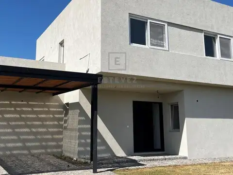 Casa 2 Plantas en Venta. Laguna. Pileta. Islas. El Canton. Escobar