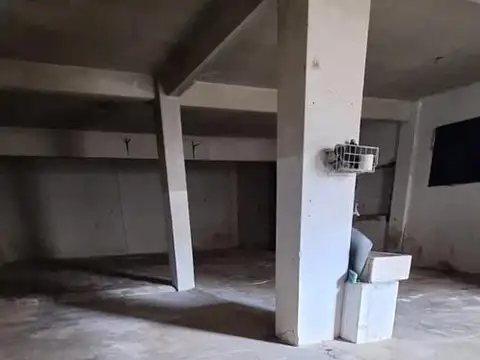Depósito de 175 m² en Venta con Cochera y Patio - José Ingen