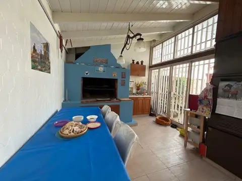 Casa 5 ambientes con 2 baños
