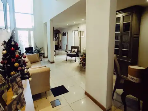 Casa en Venta con 3 cocheras