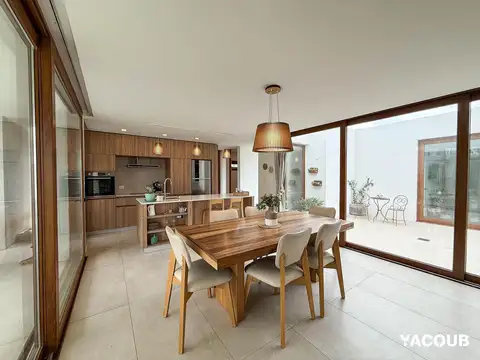 Casa en Venta con 2 cocheras