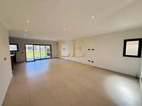 Casa 6 ambientes con 3 baños