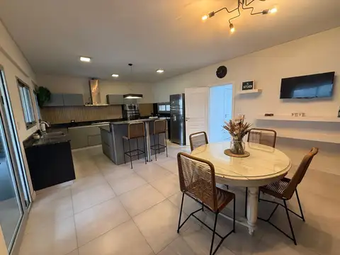 Casa en Alquiler en Funes, USD 2.800