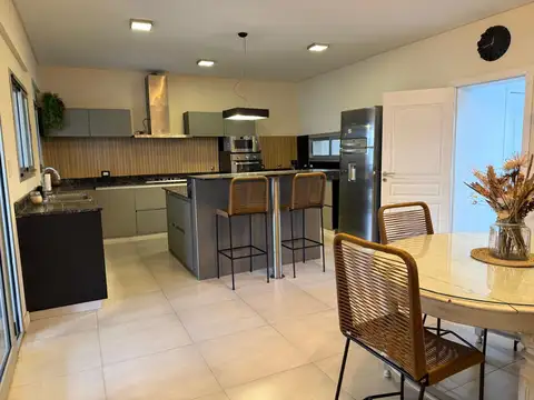 Casa en Alquiler con 1 cochera