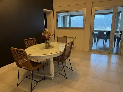 Casa 8 ambientes con 4 baños