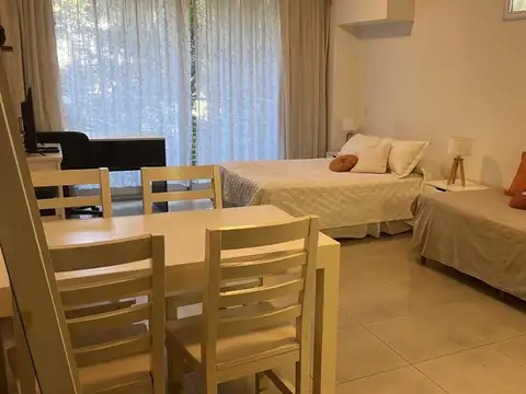 Angel Carranza 2000, Piso 1