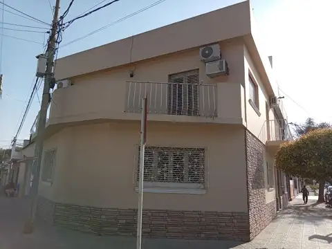 CASA EN ESQUINA ALQUILER COMERCIAL O VIVIENDA FAMILIAR