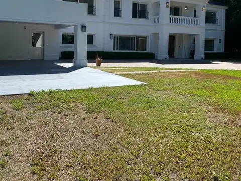 Casa 8 ambientes con 5 baños