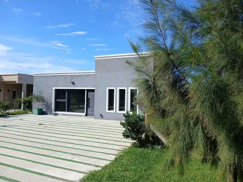Exclusiva Casa con detalles de categoría, se vende amueblada, en Domselaar Chico