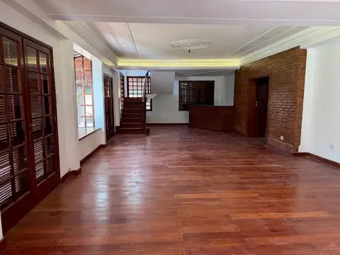 Casa en Alquiler con 2 cocheras