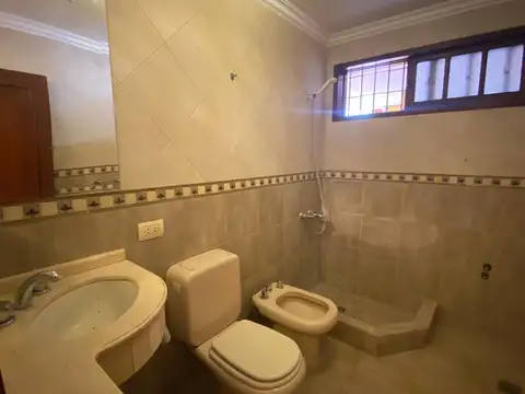 Casa en Alquiler con 2 cocheras