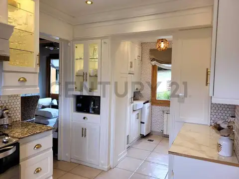 Casa en Alquiler con 2 cocheras