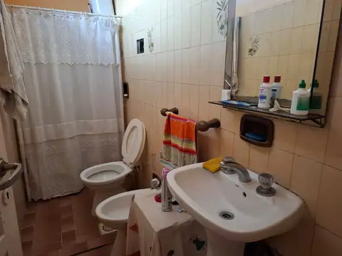 Casa 8 ambientes con 2 baños