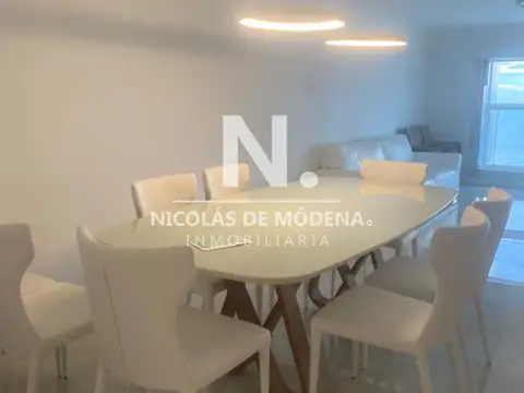 Apartamento de 3 dormitorios a pasos de mar. Frente a Playa mansa. 