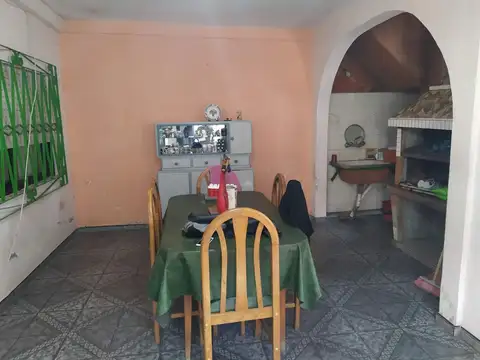 Casa 3 dormitorios con quincho y jardín!