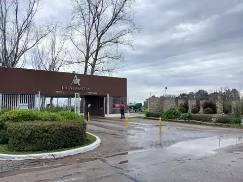 EXCELENTE LOTE CON FONDO AL LAGO-PAVIMENTO-ELECTRICIDAD