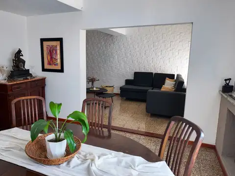 Casa 8 ambientes con 2 baños