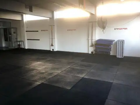 EXCELENTE Gym  de 4 Pisos en BALLESTER CENTRO.