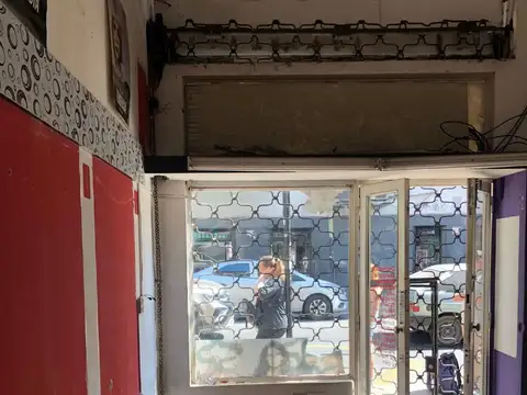 LOCAL EN MUY BUENA UBICACION A MTS AV.RIVADAVIA S/PARADAS DE COLECTIVO 