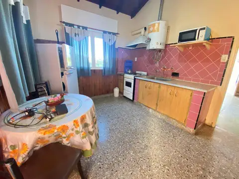 VENTA. Casa 3 ambientes con dependencia y gran parque en MAR DEL SUD
