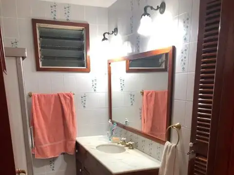 Casa en Alquiler con 4 cocheras