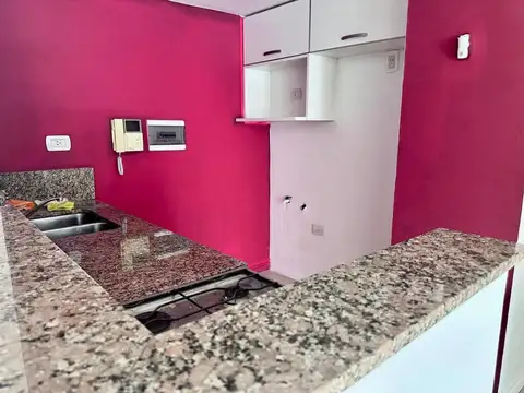 Alquiler monoambiente amplio con balcón y patio-amenities