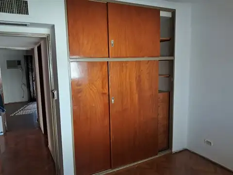 DEPARTAMENTO 3 DORMITORIOS, cochera doble, lavadero con baño, parrillero propio. frente al Parque .