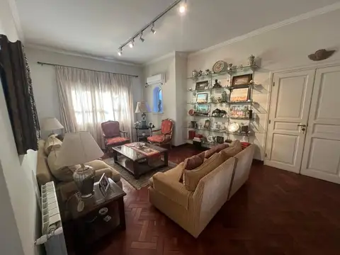 Casa 7 ambientes con 2 baños