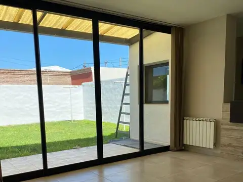 Casa 4 ambientes con 2 baños