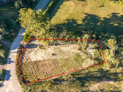 Lote de 2328 mt2 a 50 metros del mar en Solanas 100