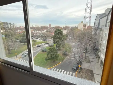 EXCELENTE 3 AMB. AL FRENTE CON AIRE ACONDICIONADO, BAÑO Y TOILETTE