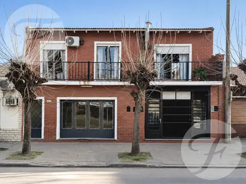 Propiedad con Renta Inmediata sobre Av. Sarmiento | Vivienda, Jardín   2 locales comerciales
