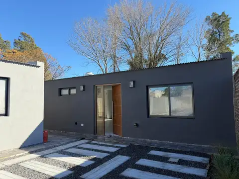 Casa a estrenar, con jardin y cochera privada