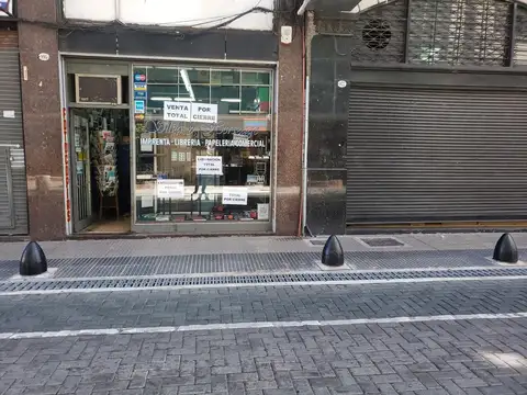 Excelente local comercial en 3 plantas 